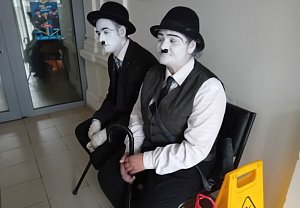 Osoby převlečené za postavy Laurela a Hardyho narušovaly silniční provoz v Kolíně.