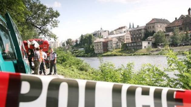 Tělo mrtvého muže vytáhli z řeky Labe kolínští hasiči.