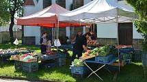 Farmářský trh na náměstí Arnošta z Pardubic v Českém Brodě.