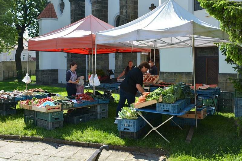 Farmářský trh na náměstí Arnošta z Pardubic v Českém Brodě.