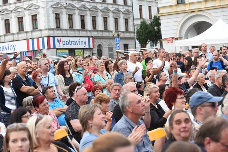 Vladimír Mišík bavil na náměstí stovky lidí všech generací.