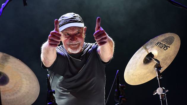 Bubeník Clive Bunker potěšil nejen skalní fanoušky legendární kapely Jethro  Tull - Kolínský deník