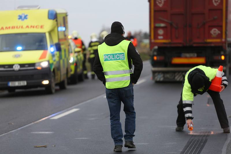 Vážná dopravní nehoda u obce Ohrada: čelní střet osobního a nákladního auta na silnici I/38.