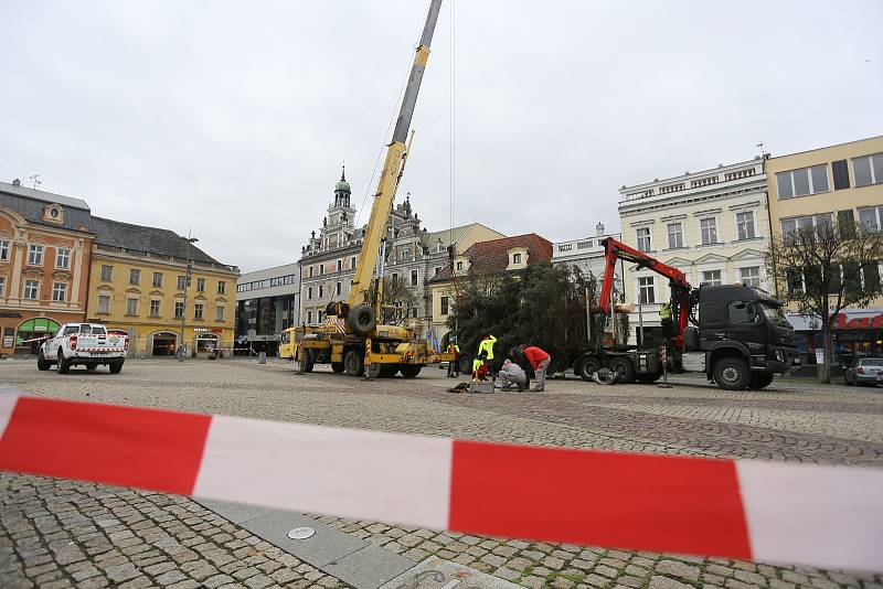 Příjezd vánočního stromu do Kolína v pondělí 21. listopadu 2022.