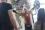 Vzpírání získává na popularitě. I díky crossfitu. Fotografie z amatérské soutěže ve vzpírání ve sportovním centru Tvůj Gym v Kolíně.