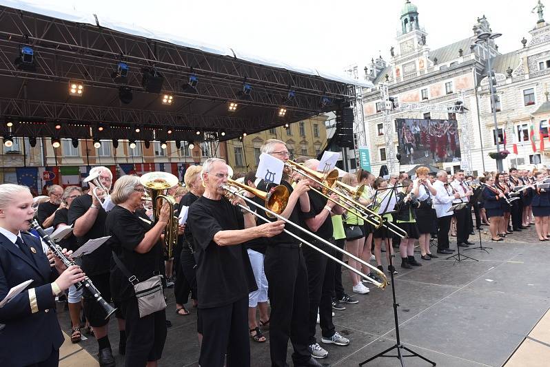 Mažoretky déšť zastavil, fanynkám Pavla Callty nevadil vůbec.