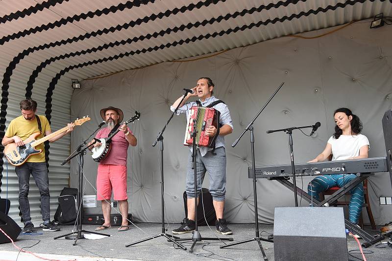 Festival Kefír, s nímž se kolínští organizátoři nakonec usadili na letišti u Hradce Králové, v sobotu pobavil děti všeho věku.