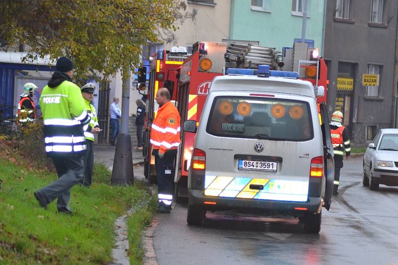 Auto se pod nárazu do svodidel převrátilo na střechu