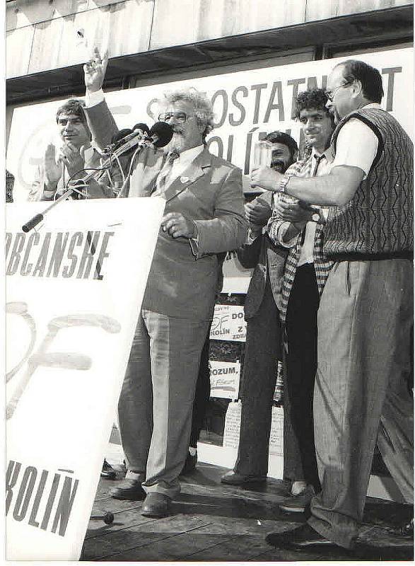 Archivní fotografie ze sametové revoluce v Kolíně: zleva Josef Veselý, Valtr Komárek, Zdeněk Pánek, Pavel Kaplan, Jiří Buřič.