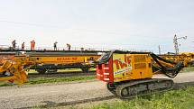 Pracovní vlak při modernizaci železničního koridoru u Cerhenic.
