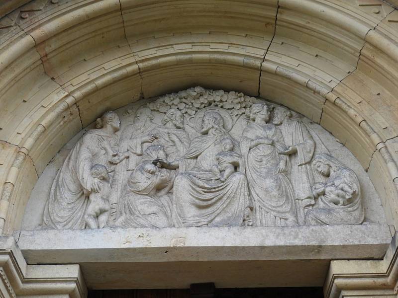 Portál baziliky Nanebevzetí Panny Marie v Gruntě.
