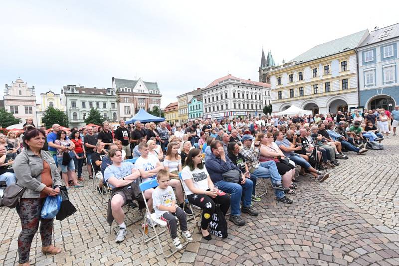 Vladimír Mišík bavil na náměstí stovky lidí všech generací.