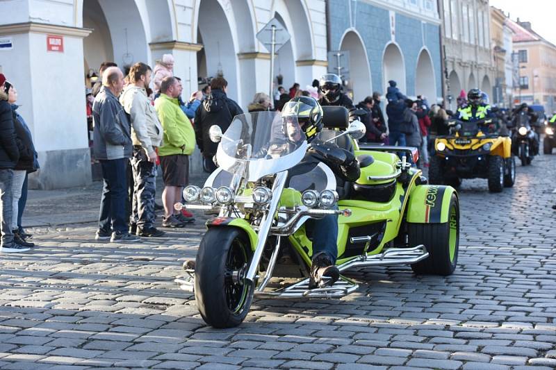 Již po osmnácté letos kolínští motorkáři říkající si Verbež kolínská uspořádali štědrovečerní vyjížďku s tradičním cílem u vánočního stromu na kolínském Karlově náměstí.