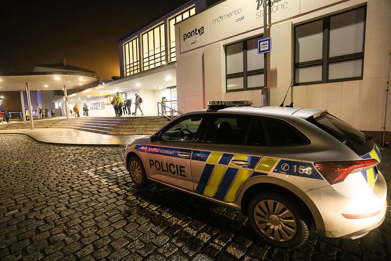 Hasiči a policisté na kolínském nádraží ve středu 23. listopadu 2022.