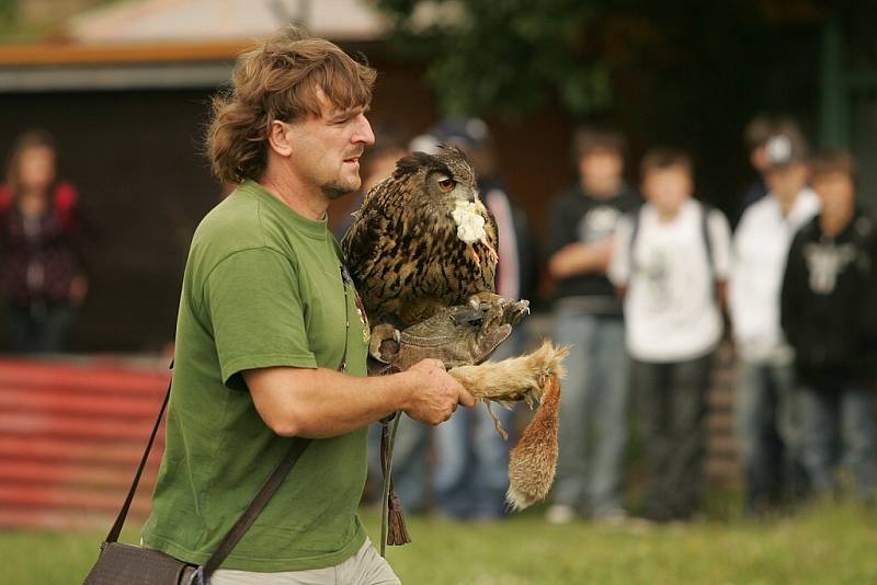 Letové ukázky dravých ptáků u kolínského psího útulku. 2.6. 2009