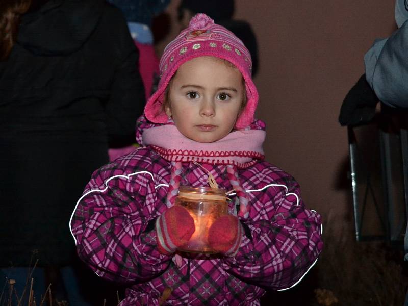 Plaňanští se sešli u promítání fotografií. Odnesli si Betlémské světlo