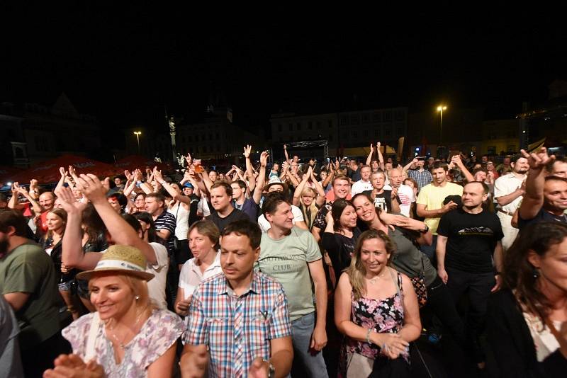 Spojené orchestry, Tomáš Klus, Hana Holišová a dechovkový metal nadchly první festivalový den davy fanoušků.