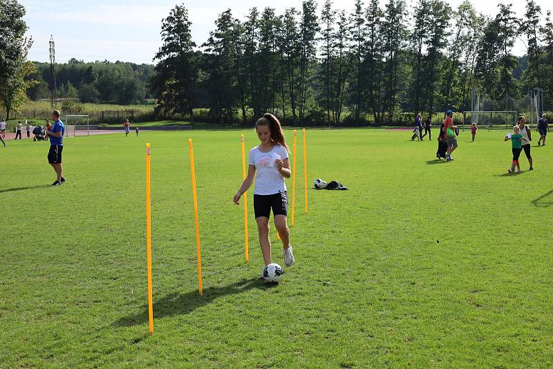 Malí sportovci si vyzkoušeli zrekonstruovaný areál Na Kutilce v Českém Brodě.