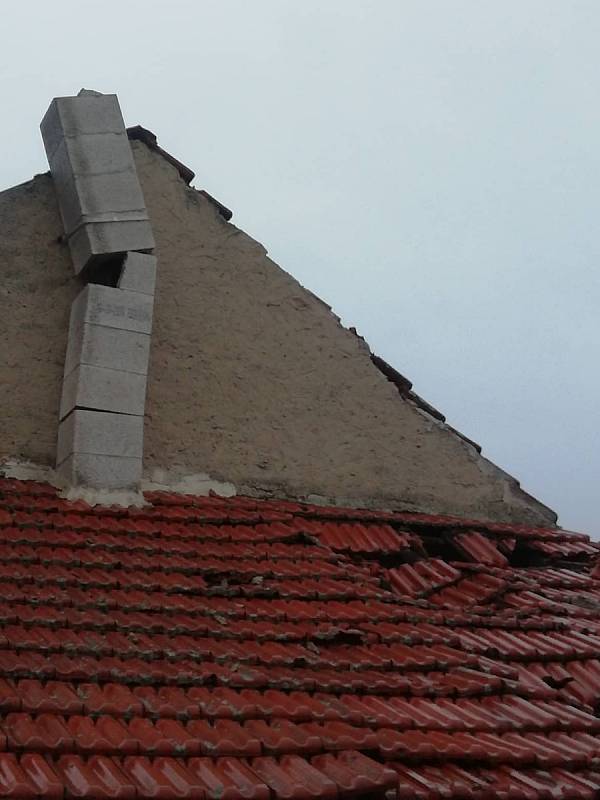 Nepříjemné překvapení přidělala Sabine v Tatcích. Na rodinném domku poškodila komín a ten při pádu spolu s větrem částečně i střechu.