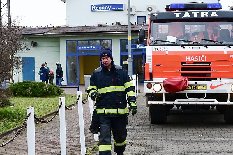 Ze zastávky parní lokomotivy 475.101 'Šlechtičny' na nádraží v Řečanech nad Labem.