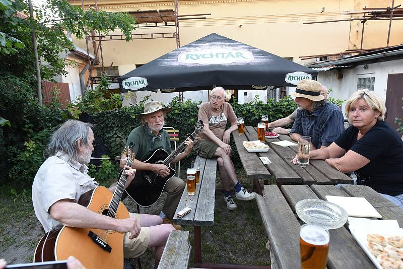 Zajímavá výstava se otevřela první prázdninové úterý v kolínské Malé galerii Na Hradbách.