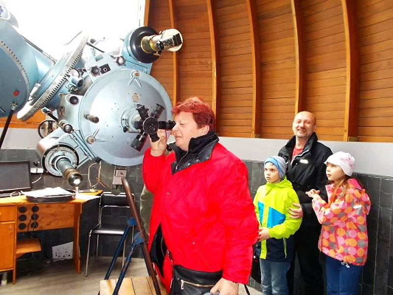 Turisté z Červených Peček na výletě ve Štefánikově hvězdárně v Praze.