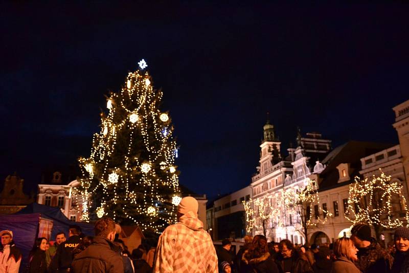 Kolíňáci zaplnili náměstí, aby se podívali na slavnostní rozsvícení vánočního stromu.