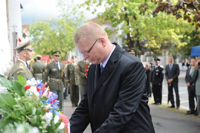 Již po dvanácté se v pondělí před budovou kolínské Obchodní akademie uskutečnil pietní akt k uctění dnes již sto jedenáctého výročí narození štábního kapitána a brigádního generála in memoriam Václava Morávka