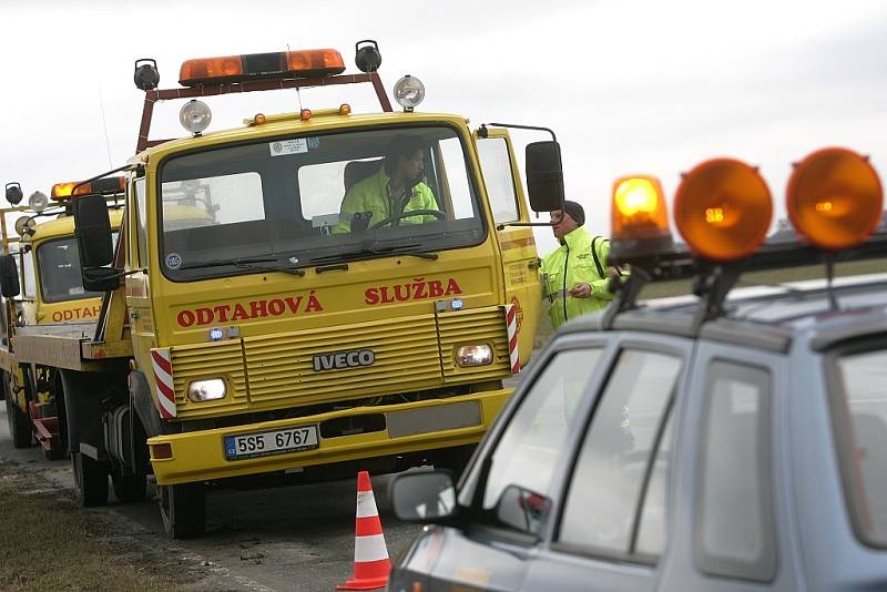 Dopravní nehoda na rušné křižovatce směrem na Bečváry.