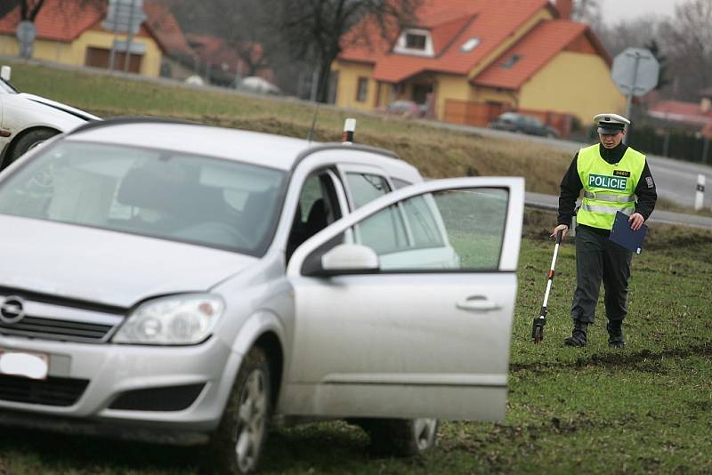 Dopravní nehoda na rušné křižovatce směrem na Bečváry.