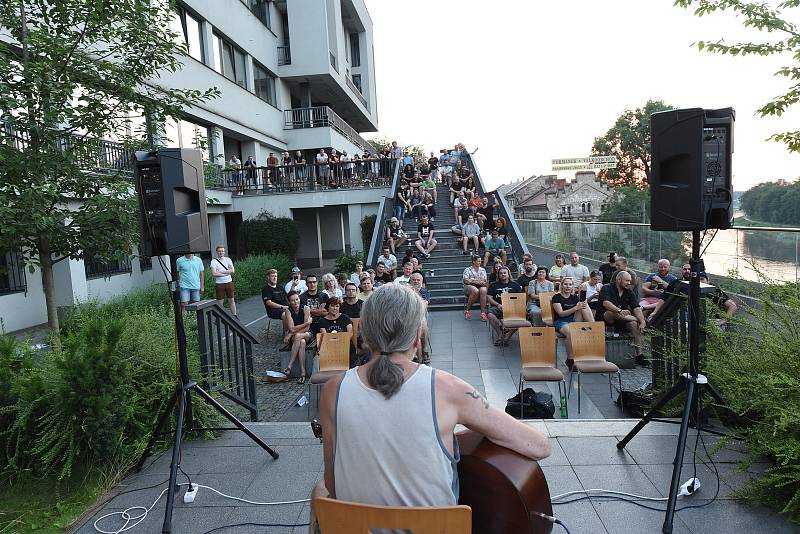 Z koncertu písničkáře Milana Smrčky alias Záviše s přídomkem Kníže pornofolku na terasách za Městským společenským domem v Kolíně.