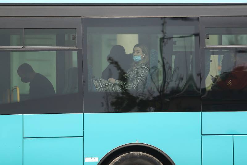 Cestující s obličejovými rouškami na zastávkách a v autobusech v Kolíně.