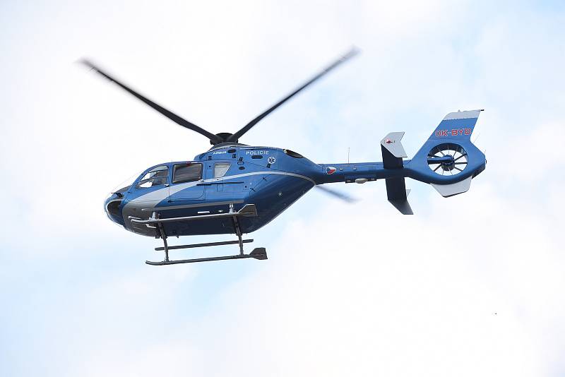 Pro vážně zraněnou ženu letěl vrtulník až na kolínské náměstí.