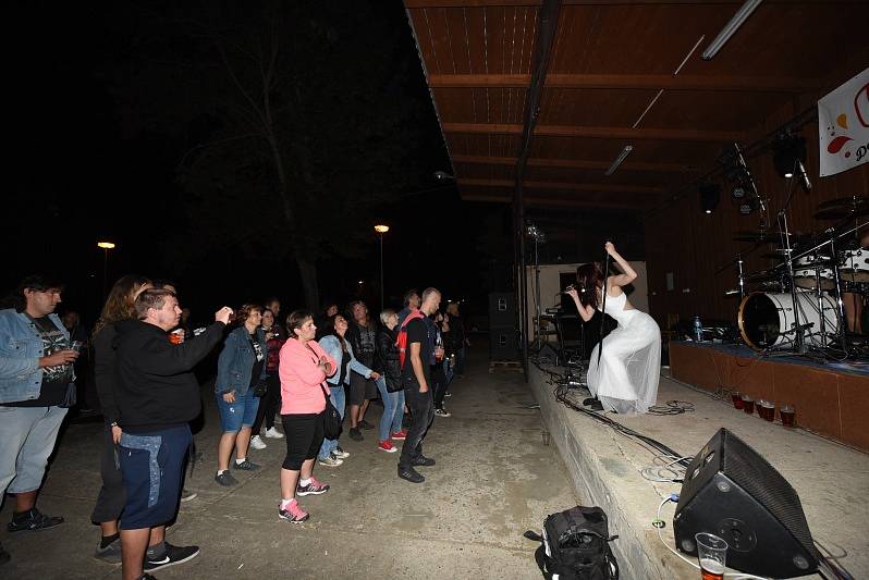 Na festivalu Rockový Týnec zahrála pětice legendárních kapel, došlo i na moravského hosta.