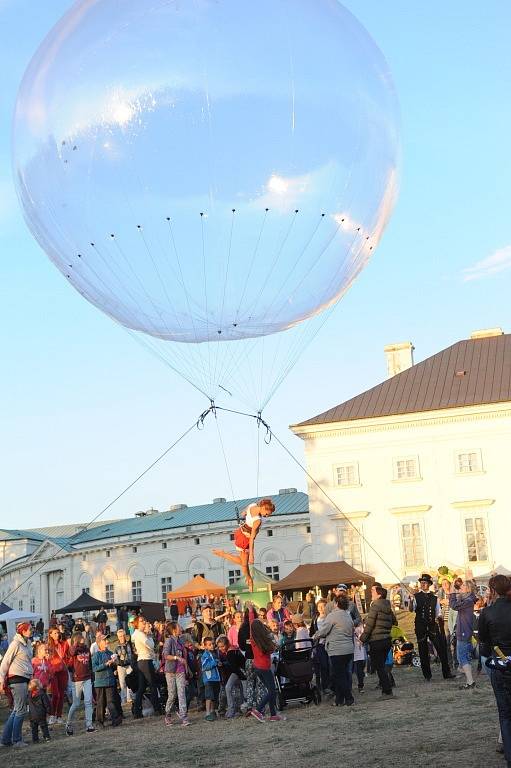 Festival Kefír se přesunul k zámku Kačina