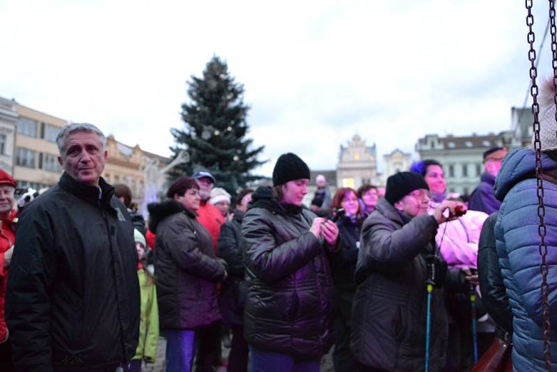 Kolíňáci zaplnili náměstí, aby se podívali na slavnostní rozsvícení vánočního stromu.