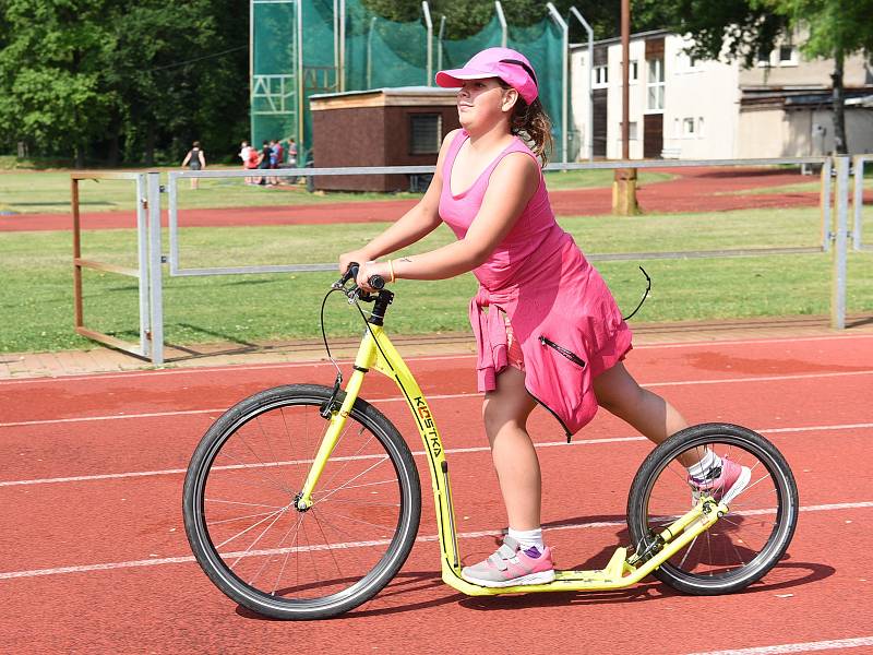 Hry pro radost na atletickém stadionu Mirka Tučka v Kolíně.