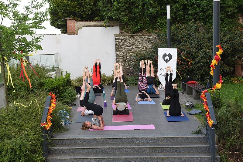 Ze cvičení jógy v rámci Kolínského Majálesu na terasách Městského společenského domu v Kolíně.