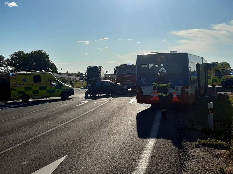 Na obchvatu Kolína došlo k nehodě autobusu a osobního auta.