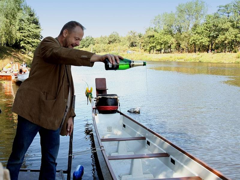 Dračí lodě v Kolíně. Režisér Václav Marhoul křtí jednu z lodí.