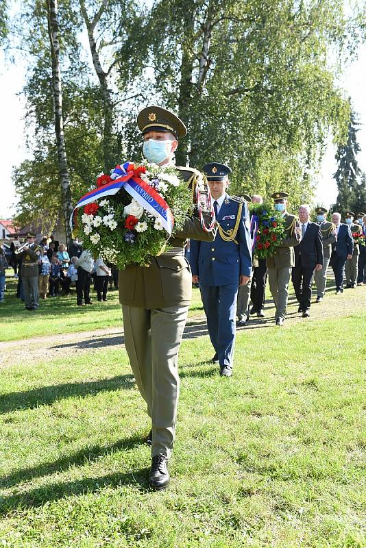 Z pietního aktu na počest kolínského rodáka, štábního kapitána Václava Morávka v Lošanech.