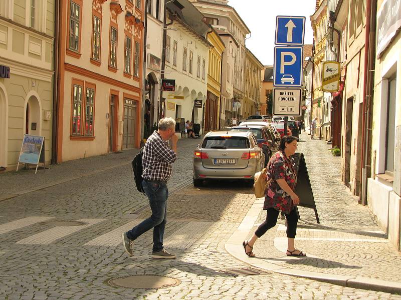 Parkování v Pražské ulici v Kolíně.