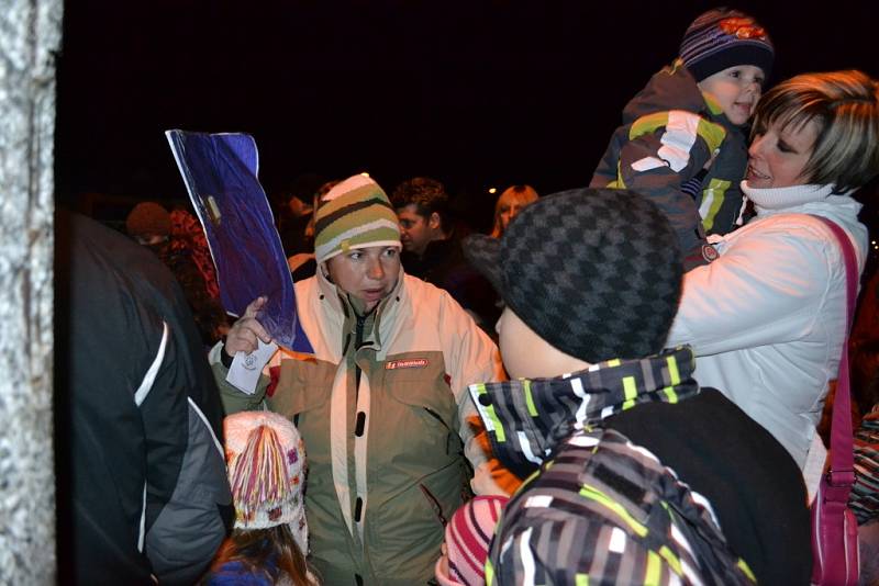 Ve Třech Dvorech rozsvítili strom a vypustili lampiony