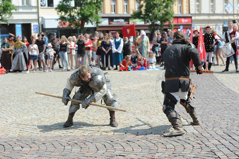 Již po třiadvacáté uspořádala druhou květnovou sobotu v kolínské jízdárně místní šermířská skupina Páni z Kolína rekonstrukci dějinné události, především samozřejmě bitvy.