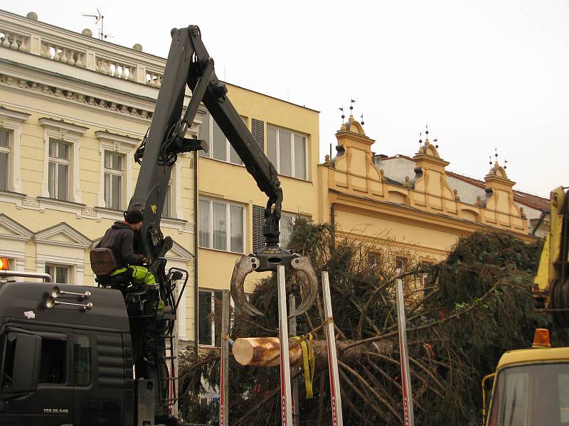 Vánoční strom přicestoval na kolínské náměstí.