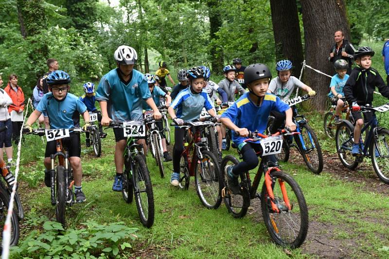 Poslední sportovní den v Kolíně ukončila cyklistika, basketbal i házená.