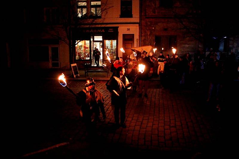 Adventní průvod světýlek vedla českobrodská garda.