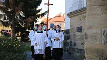 Z posvícenské bohoslužby v kostele sv. Gotharda v Českém Brodě. Celebrantem mše svaté byl apoštolský nuncius Mons. Charles Daniel Balvo.