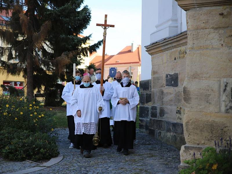 Z posvícenské bohoslužby v kostele sv. Gotharda v Českém Brodě. Celebrantem mše svaté byl apoštolský nuncius Mons. Charles Daniel Balvo.