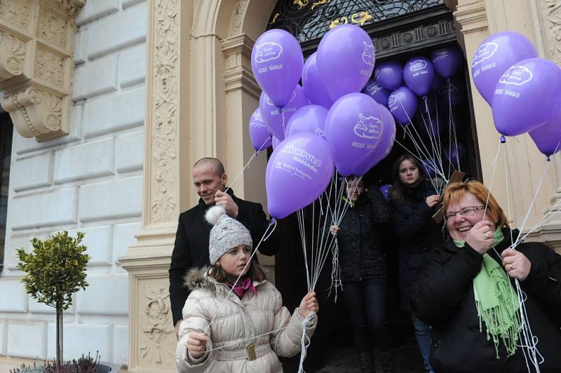 Z kolínského náměstí vzlétly k obloze balónky s přáními Ježiškovi